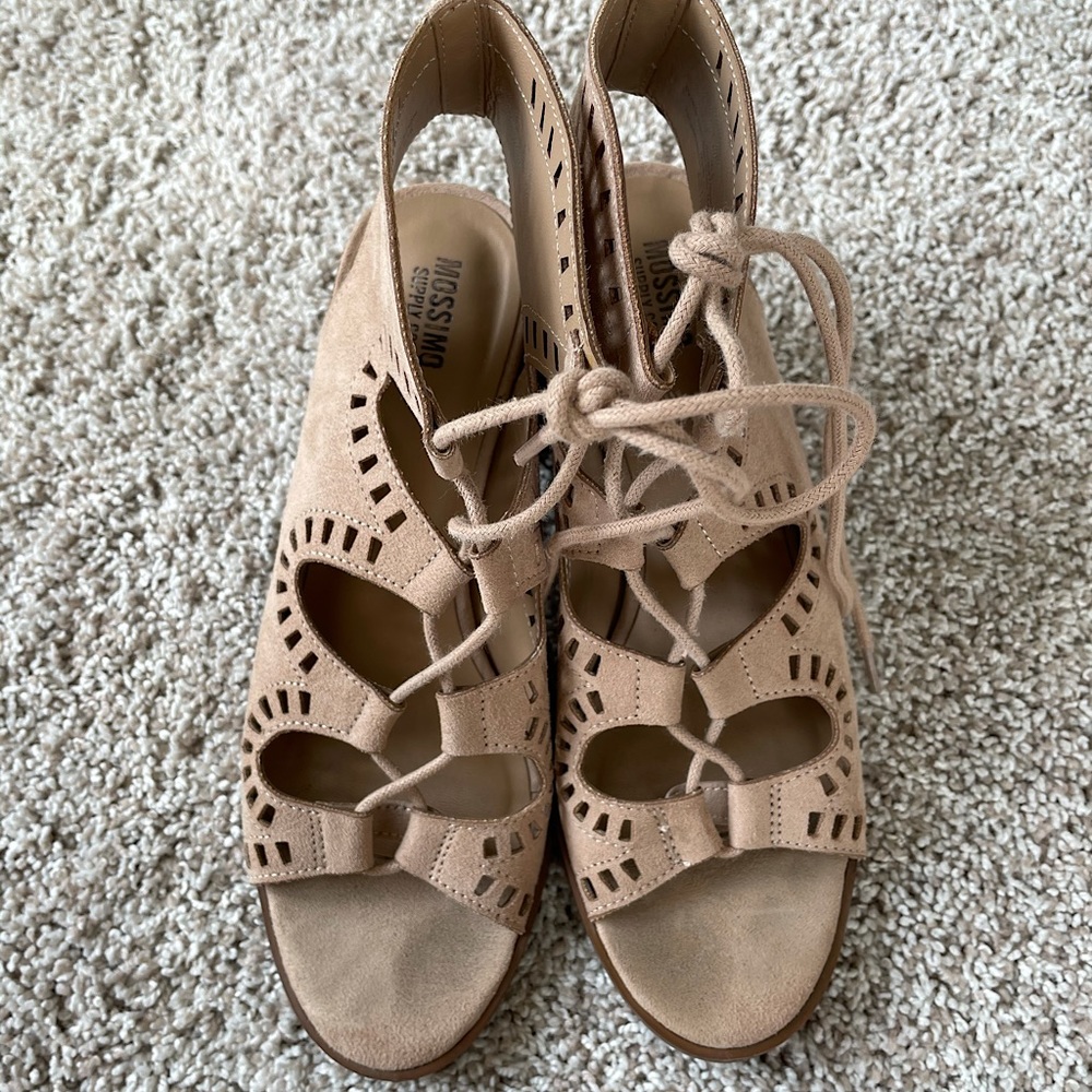 Lace up sandals with heel
